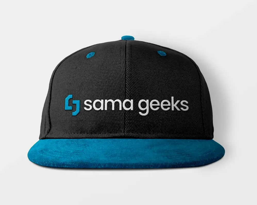 Gorra negra con el logo de Sama Geeks y visera azul